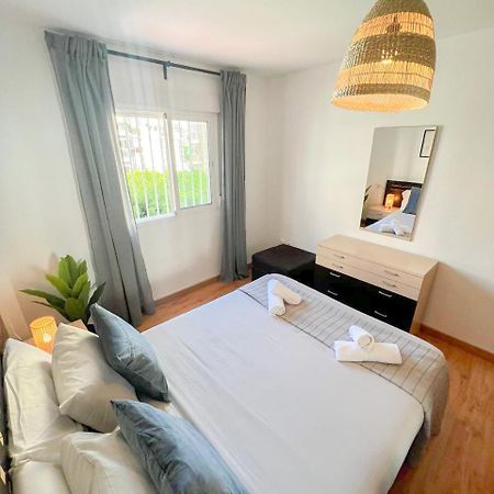 Large & Cozy Centrally Apartment ตอร์เรโมลิโนส ภายนอก รูปภาพ