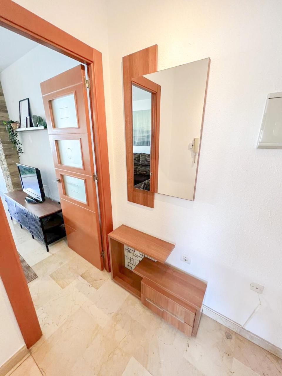 Large & Cozy Centrally Apartment ตอร์เรโมลิโนส ภายนอก รูปภาพ
