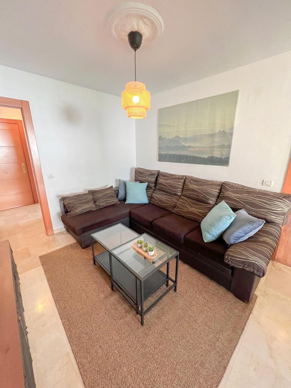 Large & Cozy Centrally Apartment ตอร์เรโมลิโนส ภายนอก รูปภาพ