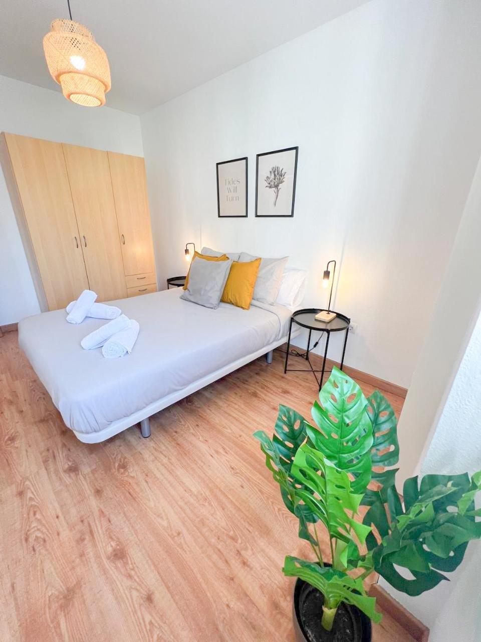 Large & Cozy Centrally Apartment ตอร์เรโมลิโนส ภายนอก รูปภาพ