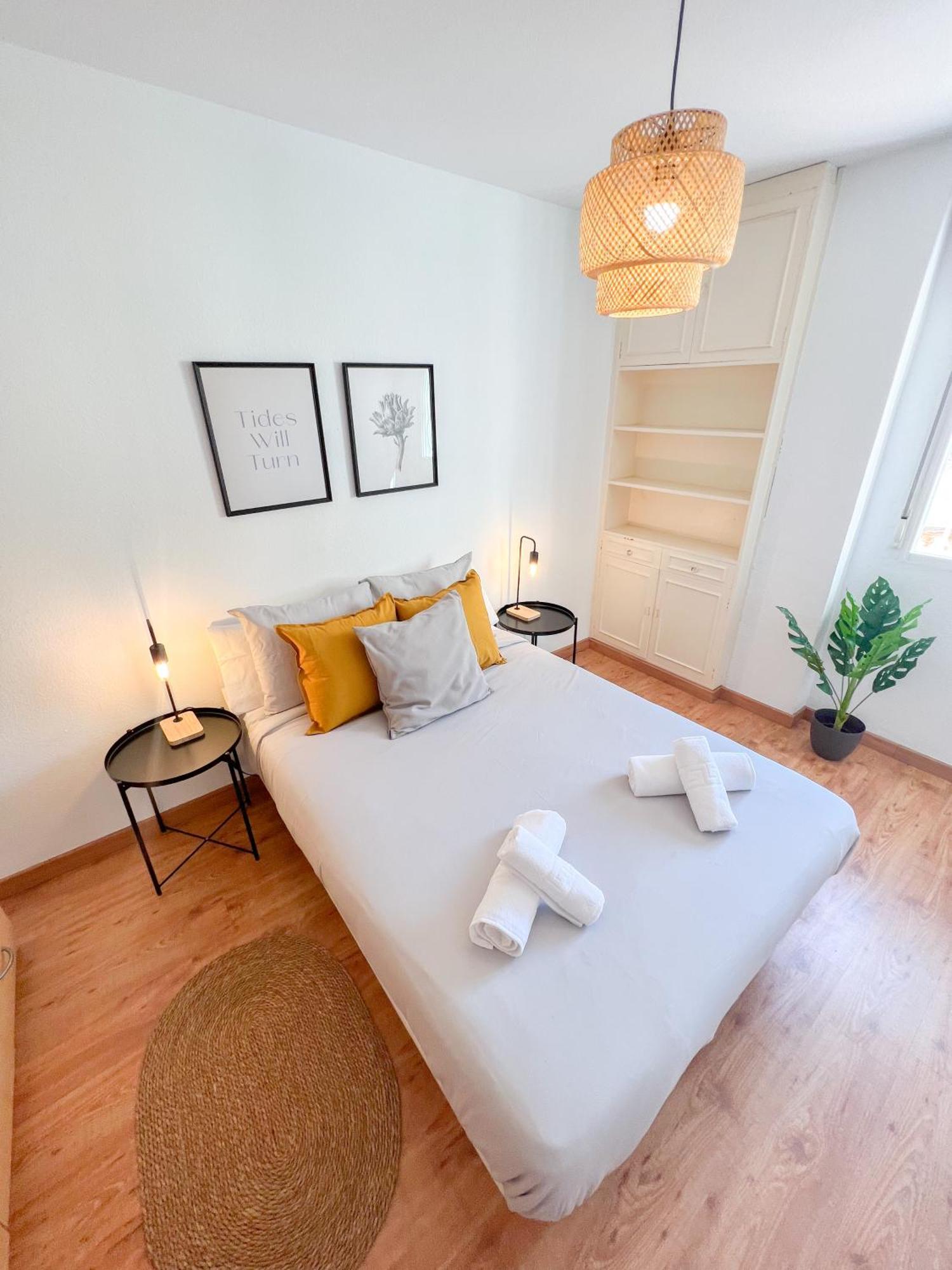 Large & Cozy Centrally Apartment ตอร์เรโมลิโนส ภายนอก รูปภาพ